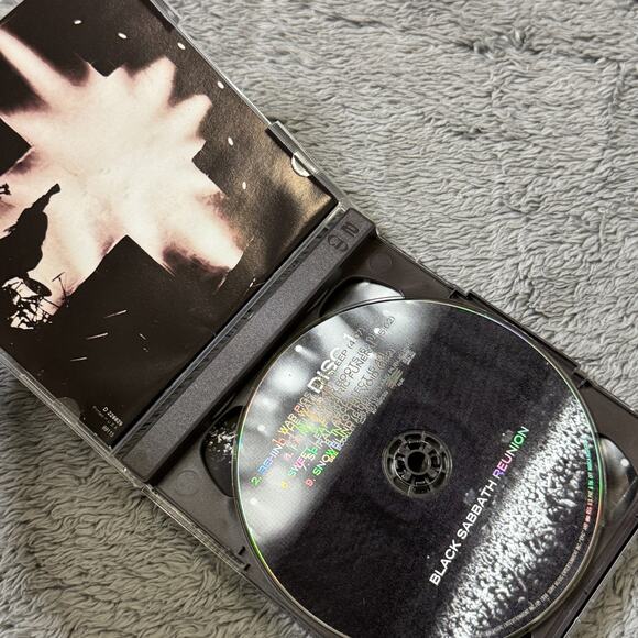 Reunion by Black Sabbath (CD, Oct-1998, 2 Discs, Epic) w/ Booklet - Picture 4 of 5